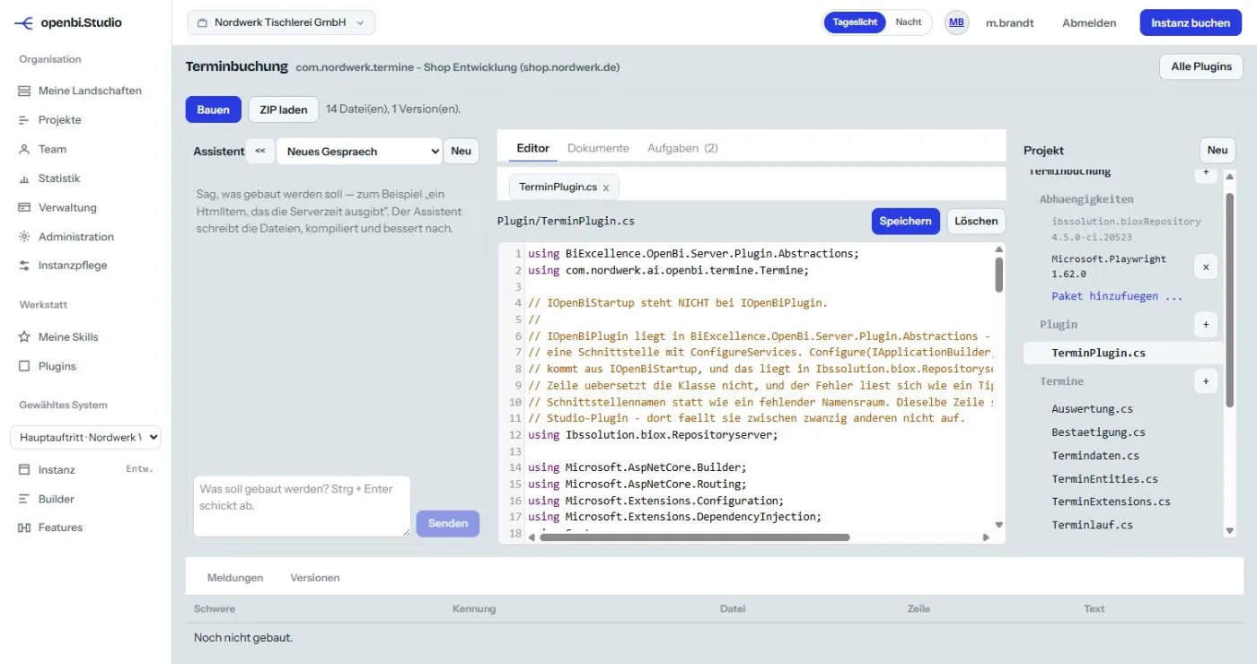 Plugin-Werkstatt: Assistent links, Editor mit einer C#-Datei in der Mitte, Projektbaum rechts.